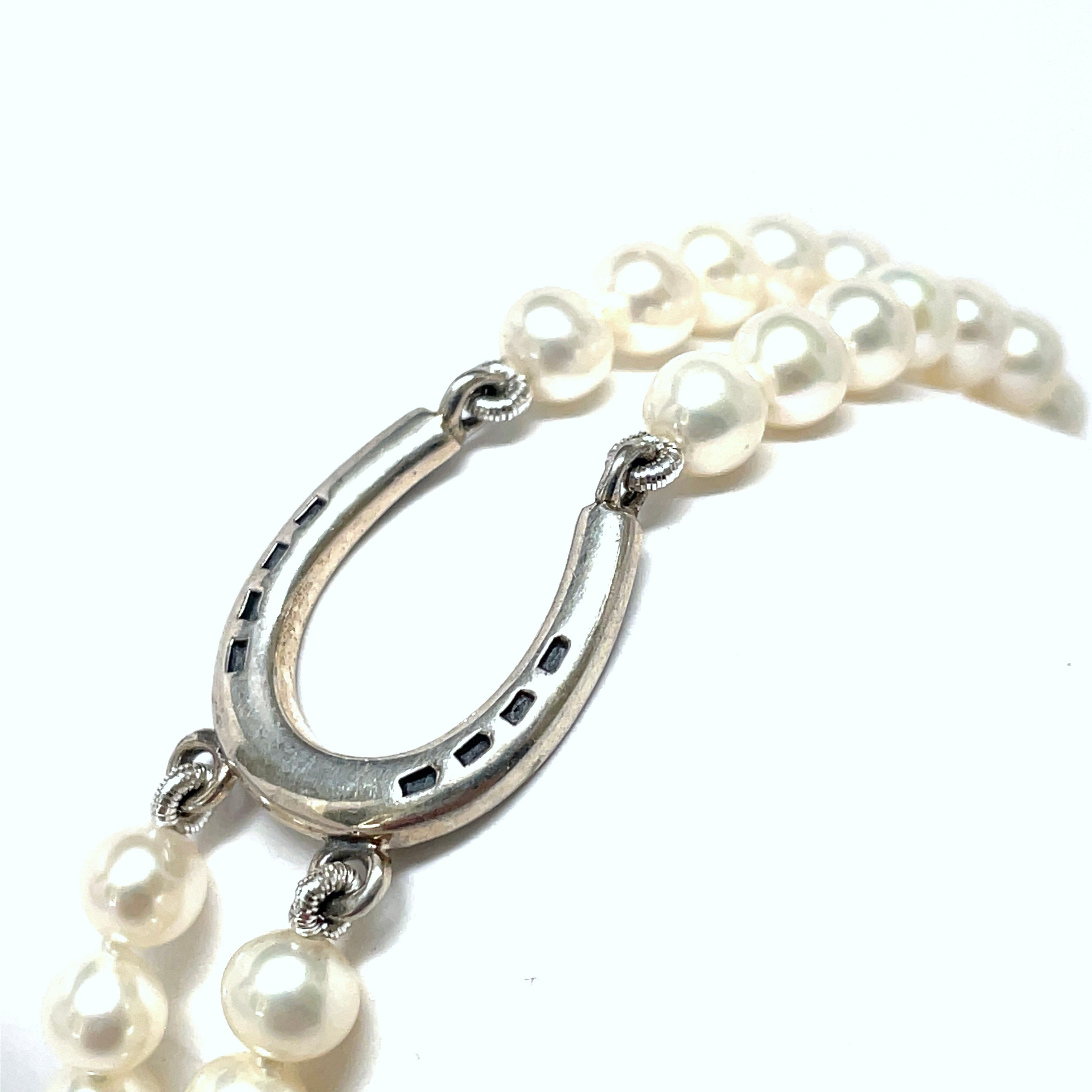 Beautiful pearl and horseshoe bracelet