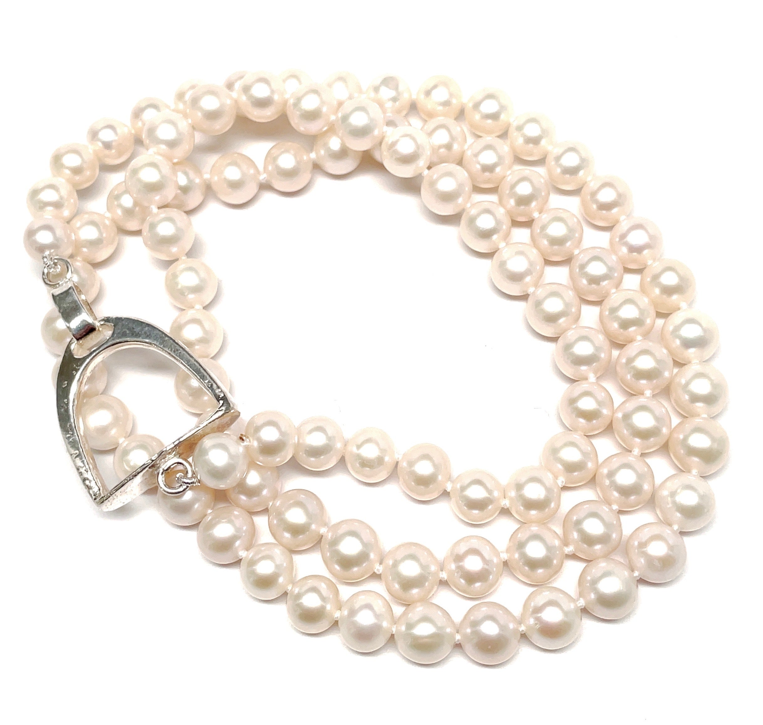 Large stirrup and pearl necklace